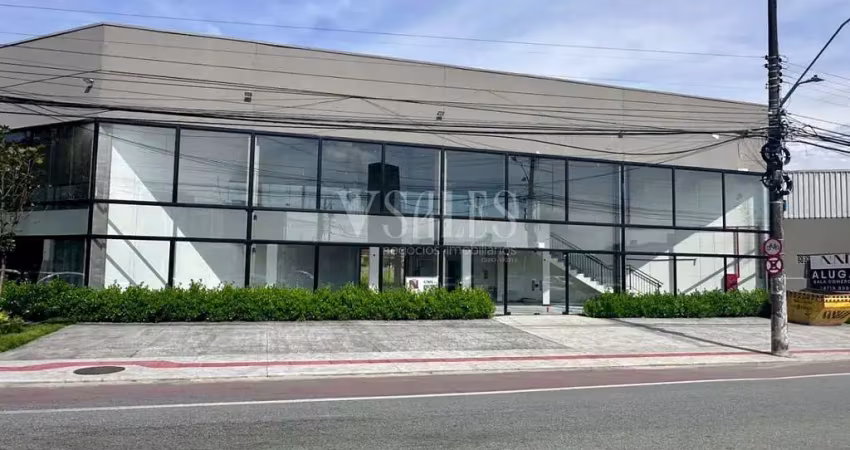 Sala comercial térrea com mezanino e 8 vagas – 376 m² totais