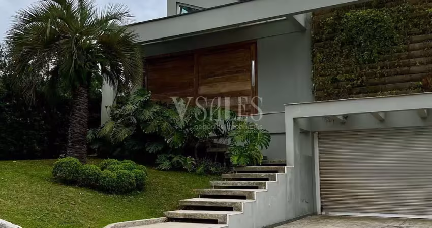 Viva o alto padrão na praia brava: casa com piscina aquecida e 4 suítes