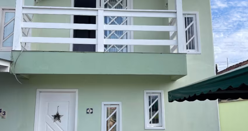 Sobrado duplex à venda com 2 quartos e escritura pública nos Ingleses do Rio Vermelho