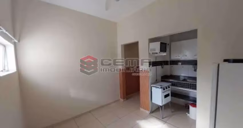 Apartamento com 1 quarto para alugar na Rua do Resende, Centro, Rio de Janeiro