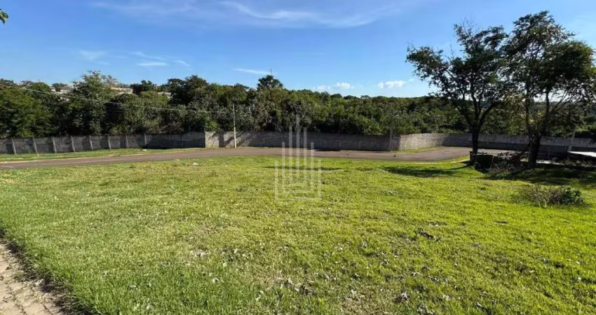 Terreno de esquina com 3 frentes à venda em condominio