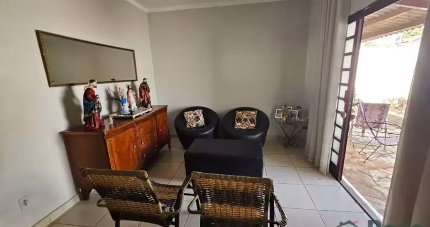 Casa com 3 quartos à venda na Travessa Penápolis, 98, Coophema, Cuiabá