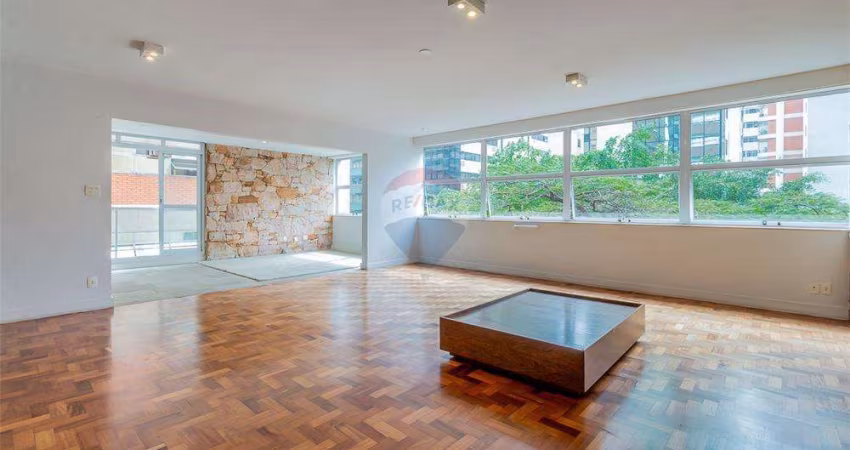 Apartamento de cinema, 5 dorms, 4 suítes, reformado, em Higienópolis, 327m², 3 vagas.