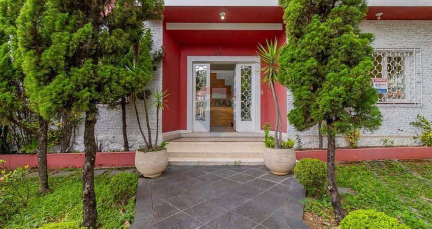Aluga casa comercial, 247m², r. Cardoso de Almeida 2119, 12 salas, sacadas, 8 vagas, área aberta.
