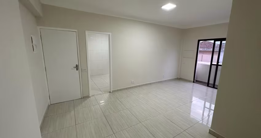 APARTAMENTO REFORMADO, SALA COM VARANDA, 2 DORMS, DEP. EMP. NO MACUCO EM SANTOS!!!