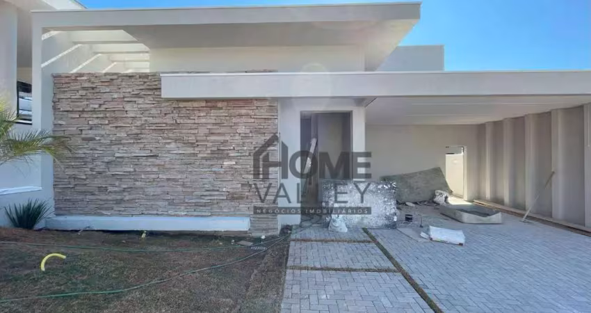 Linda casa térrea com 3 suítes, escritório e piscina, à venda no condomínio vivendas das pitangueiras, valinhos.