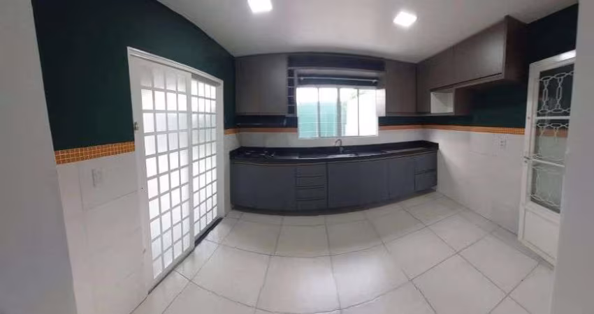 Vendo uma linda casa no Bairro CPA lll com 2/4