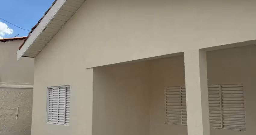 Locação ou venda  casa no cpa 02  com 03 quartos, sendo um suíte