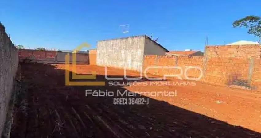 Terreno 12 x 30m2. plano. murado, vizinhos lados e fundo.rde eletrca (com poste) , calçada pronta.pronto para construir.
