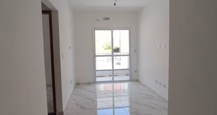 Casa em condominío 2 dormitórios no Tude Bastos.