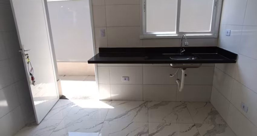Casa térrea com quintal em condominío 2 dormitórios no Tude Bastos.