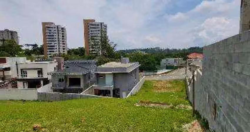 Venda de terreno no aruja ville ii, em arujá/sp, 459m² em aclive, frente para quadra poliesportiva e vista incrível de área verde! consulte-nos.