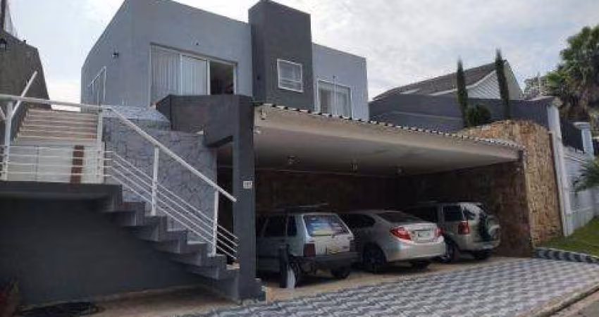 VENDA DE CASA NO CONDOMÍNIO ARUJÁ COUNTRY CLUB, EM ARUJÁ/SP, 200m² com 3 quartos, suíte, hidro, planejados, sala com lareira e 3 vagas. CONSULTE-NOS.