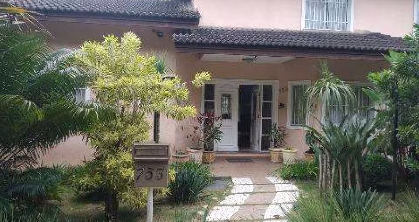 VENDA DE SOBRADO NO CONDOMÍNIO ARUJAZINHO I, II E III, EM ARUJÁ/SP, 440m² c/ 4 suítes, salão de festas, varanda, churrasqueira e 4 vagas. CONSULTE-NOS
