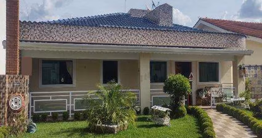 VENDA DE CASA NO CONDOMÍNIO ARUJÁ COUNTRY CLUB EM ARUJÁ/SP, 375m² c/ 4 quartos, sacadas, salão de festa, churrasqueira, piscina e 8 vagas CONSULTE-NOS