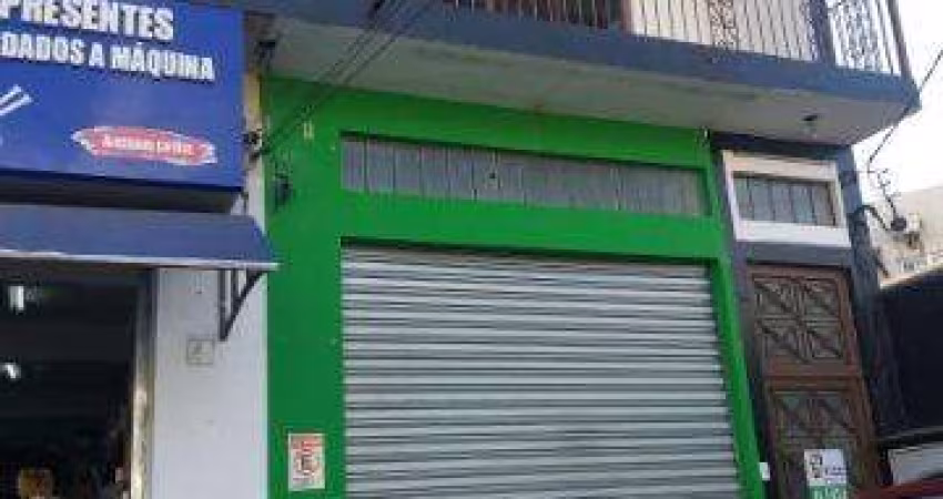 LOCAÇÃO DE SALÃO COMERCIAL NO CENTRO DE ARUJÁ/SP, OPORTUNIDADE com 90m², banheiro privativo, copa, 01 vaga e pé direito de 4m. CONSULTE-NOS.