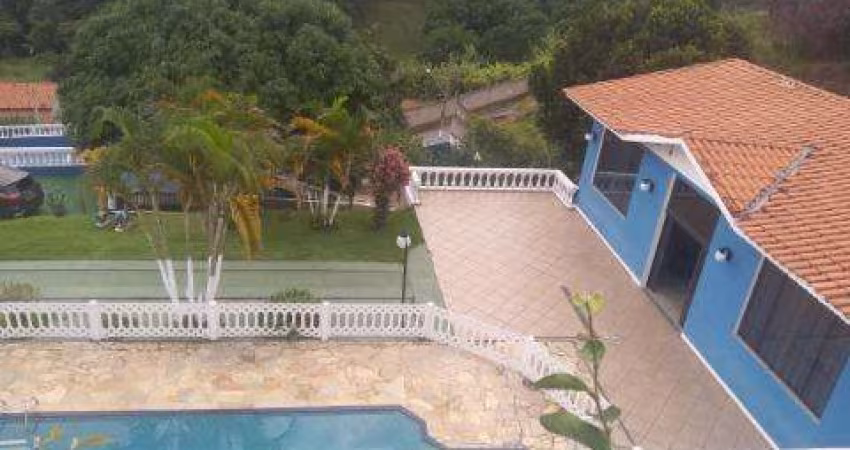VENDA DE CHÁCARA NO JARDIM ARUJÁ, EM ARUJÁ/SP, 500m² com quartos, cozinha, piscina, churrasqueira, salão de festa e terreno de 2.000m². CONSULTE-NOS.