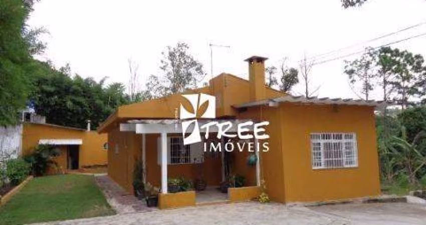 VENDA DE CHÁCARA NO COPACO, EM ARUJÁ/SP, A/T de 1.700m², A/C 150m², 3 dorm, sala com lareira, espaço c/ churrasqueira, pomar e 10 vagas. CONSULTE-NOS.