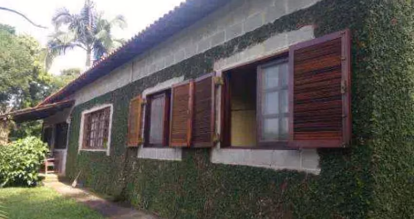 Venda de sítio em pedra branca, em santa isabel/sp, área de 24.000m² e a/c de 200m², com 4 dorm, sala 4 ambientes com lareira e cozinha. consulte-nos.
