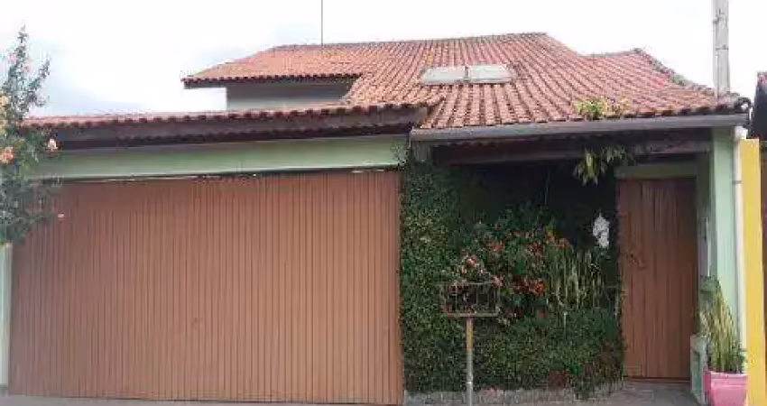 Venda de casa no center ville, em arujá/sp, 250m² com 6 dormitórios, sala, cozinha, churrasqueira, jardim, quintal e 06 vagas para auto. consulte-nos.