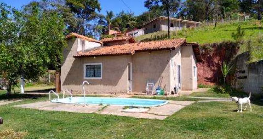 VENDA DE CHÁCARA NO VISTA ALEGRE, EM ARUJÁ/SP, 1.000m² com imóvel de 160m², 2 quartos, suíte, quintal com piscina e garagem coberta. CONSULTE-NOS.
