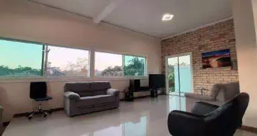 Venda e locação de casa térrea no condomínio arujá country club, em arujá/sp, 230m² c/ 3 quartos, suíte, piscina, churrasqueira e 6 vagas consulte-nos