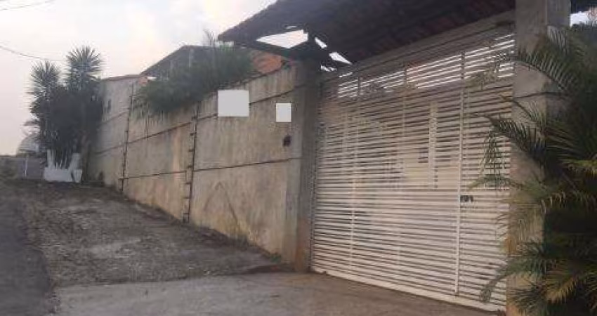 VENDA DE CHÁCARA NO COPACO, EM ARUJÁ/SP, EXCELENTE IMÓVEL de 168m², 3 quartos, suíte, cozinha com ilha, quintal, varandinha e 07 vagas. CONSULTE-NOS.