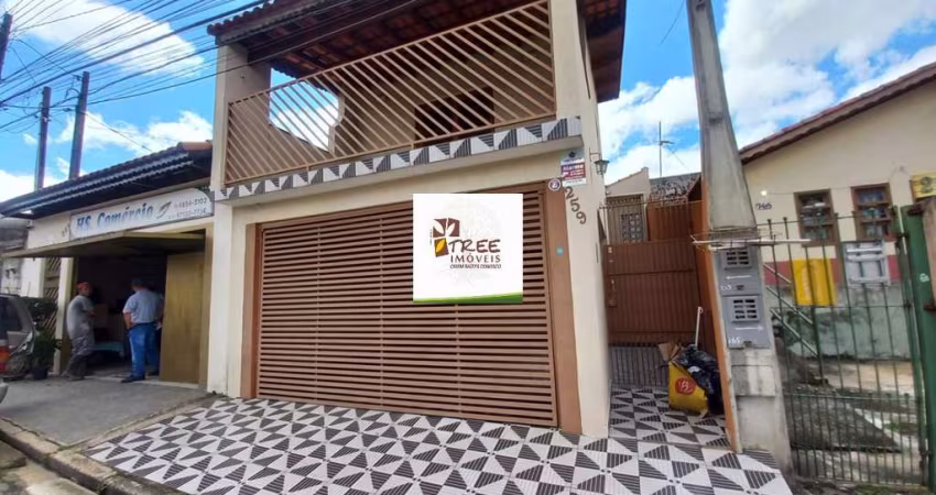 VENDA E LOCAÇÃO DE SOBRADO NO NOVA ARUJÁ, EM ARUJÁ/SP, 180m² com 2 quartos, sala com varanda, quintal com edícula e garagem coberta. CONSULTE-NOS.