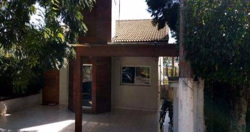 VENDA DE SOBRADO NO CONDOMÍNIO ARUJAZINHO IV, EM ARUJÁ/SP, 200m² com 5 suítes, ambientes claros, churrasqueira e vista privilegiada. CONSULTE-NOS