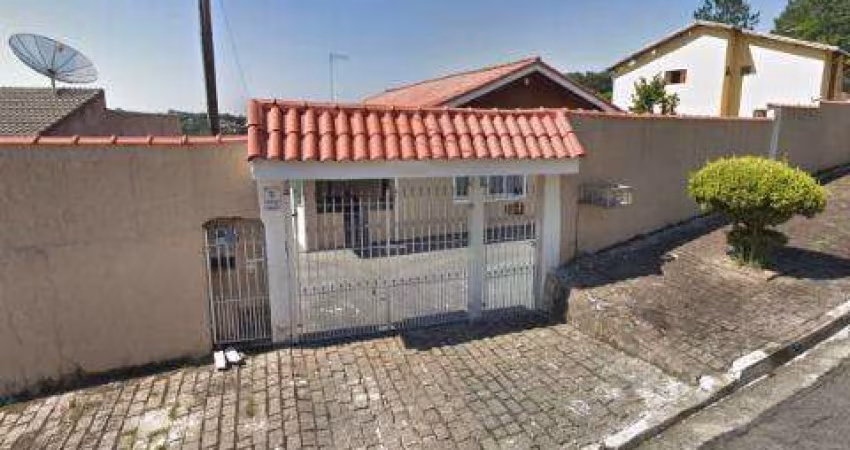 VENDA DE CASA NA NOSSA SRA. DO CARMO, EM ARUJÁ/SP, 580m² com 02 casas, piscina, churrasqueira, garagem para 12 autos e quintal grande. CONSULTE-NOS.