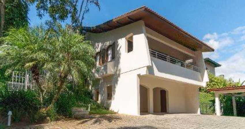 VENDA DE LINDA MANSÃO NO CONDOMÍNIO ARUJAZINHO III, com 5 quartos, 4 salas, lareira, churrasqueira, piscina, jardim, gazebo e 4 vagas. CONSULTE-NOS.