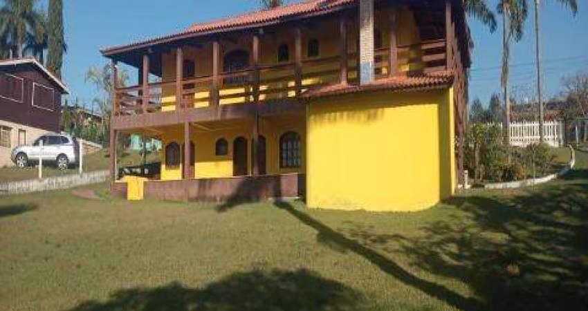 VENDA DE CASA NO CONDOMÍNIO HARI COUNTRY EM SANTA ISABEL/SP, TERRENO COM 1.700m², parte superior são: 03 dormitórios, sendo um suíte. CONSULTE-NOS