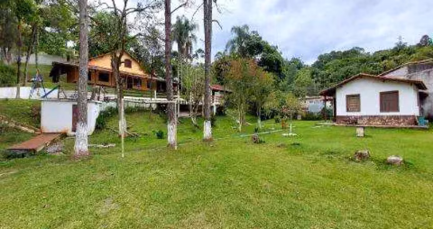 Venda de chácara no aralu, em santa isabel/sp, área de 4.500m² com a/c 415m², casa de caseiro, piscina, churrasqueira e mina d&apos;água. consulte-nos.