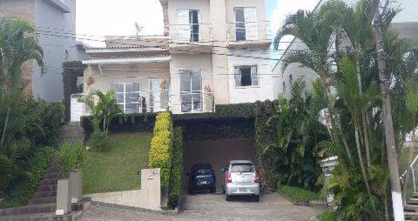 VENDA DE CASA NO CONDOMÍNIO HILLS III, EM ARUJÁ/SP, 255m² com 2 suítes, sala com lareira, cozinha c/ planejados, churrasqueira e 4 vagas. CONSULTE-NOS