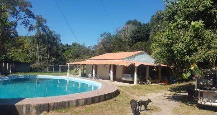 VENDA DE CHÁCARA NO RETIRO, EM ARUJÁ/SP, 4.300m² com 2 casas, 5 quartos, piscina. CONSULTE-NOS.