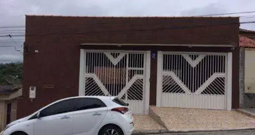 VENDA DE SOBRADO NO SANTA TERESA, EM SANTA ISABEL/SP, 250m² com quintal amplo, 2 quartos, garagem coberta para 2 autos e porão. CONSULTE-NOS.