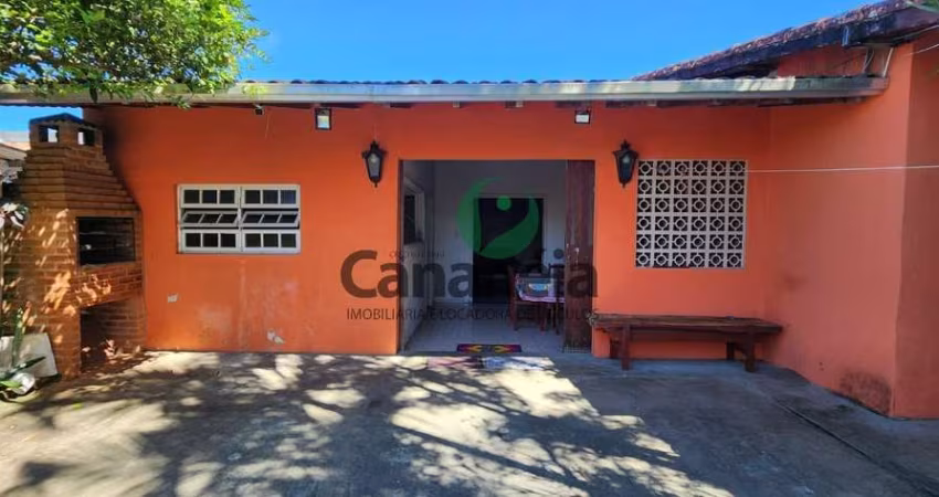 Casa Laranja disponível para temporada na Ilha de Cananéia / SP acomoda de 4 a 10 pessoas a 1,4 Km do Centro + churrasqueira + estacionamento