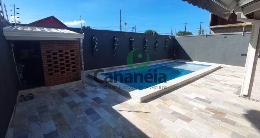 Linda casa para venda com 3 dormitórios (1 suíte) no Centro de Cananéia-SP