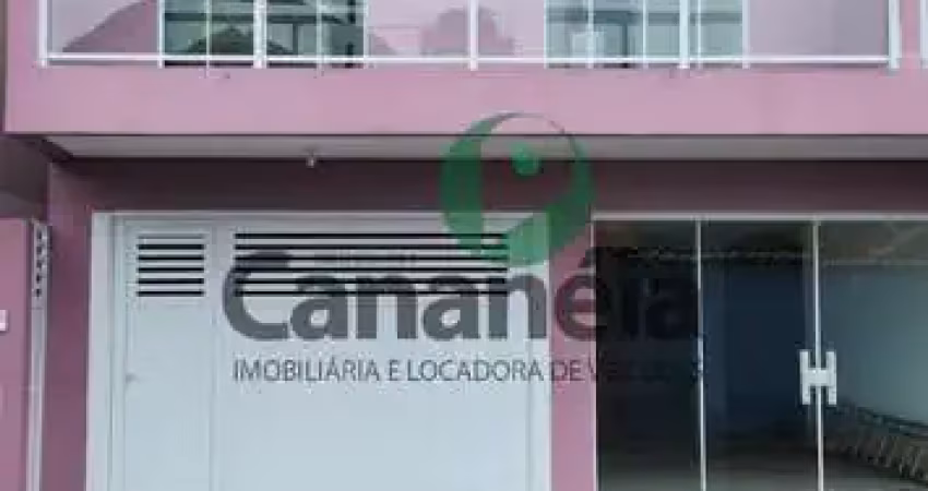 Casa nova para locação fixa anual  com 3 dormitórios (1 suíte) no centro de cananéia sp