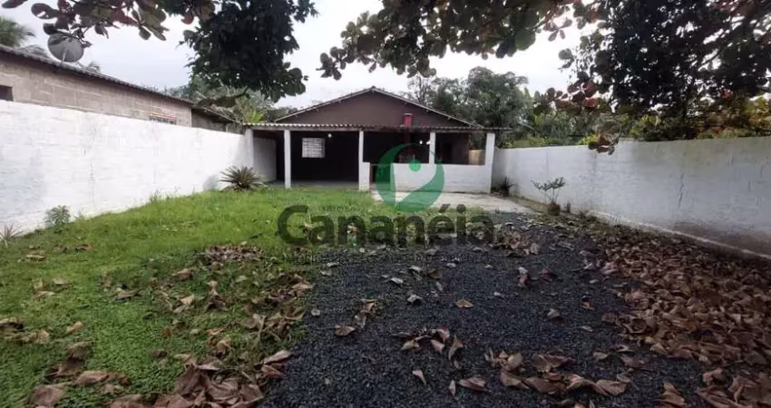 Casa com 2 suítes para locação no carijó - cananéia/sp
