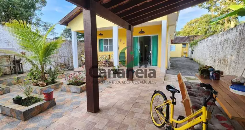 Casa à venda em cananéia-sp - vila são joão batista com 2 quartos (sendo 1 suíte) + 1 suíte nos fundos.