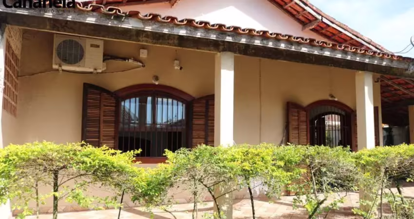 Casa com 3 dormitórios disponível para venda em cananéia/sp