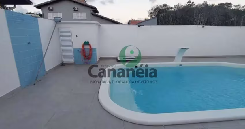 Imperdível: casa à venda em cananéia-sp, no bairro retiro das caravelas, 3 (dormitórios) sendo 1 suíte, 3 banheiros,  e 300m² de área construída.