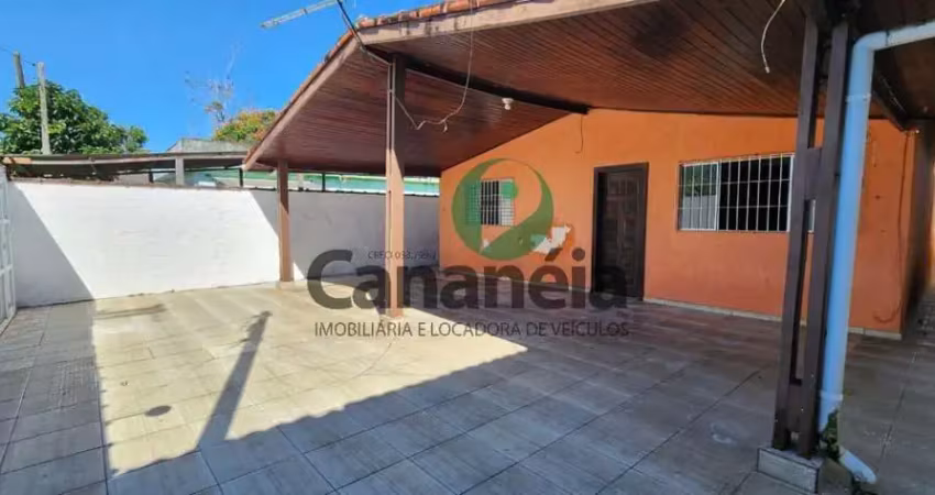 Casa 2 dormitórios (1 suíte) para locação - vila são joão batista - cananéia / sp
