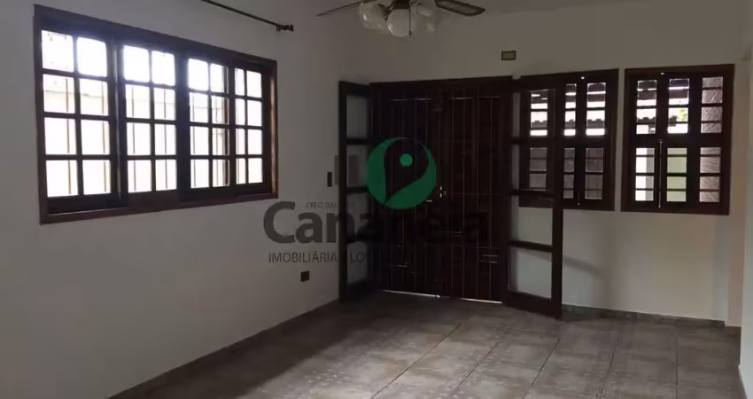 Casa para locação em cananéia-sp, bairro acaraú: 2 quartos, 1 suíte, 2 banheiros.