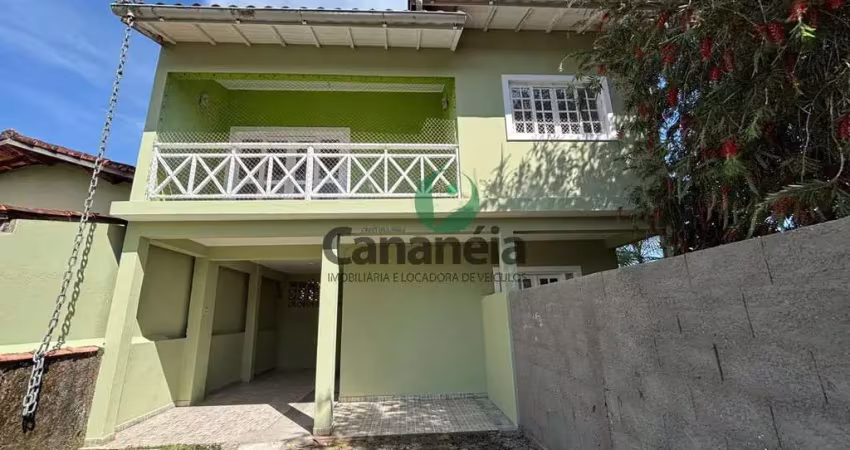 Sobrado com 2 dormitórios + 3º reversível disponível para locação - acaraú - cananéia / sp