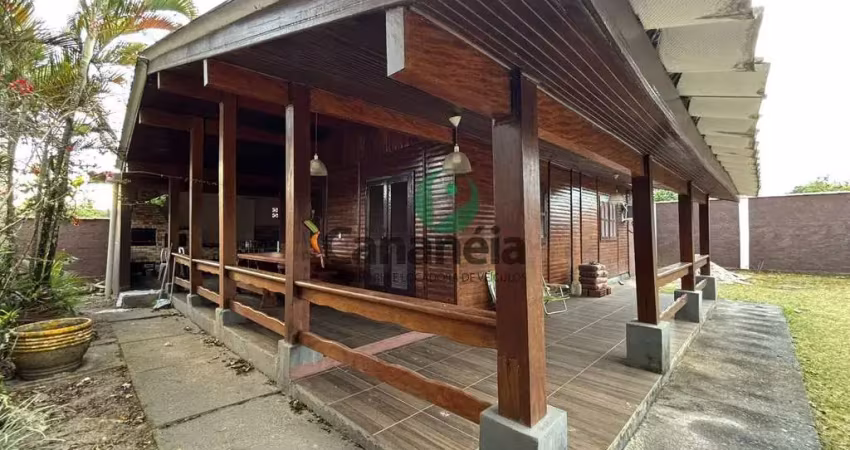 Casa 2 dormitórios + 3º reversível para locação fixa a 300 m da praia do boqueirão sul da ilha comprida (cananéia / sp)