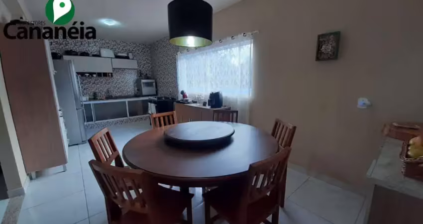 4 dormitórios (1 suíte) para venda no Centro com documentação para financiamento - Cananéia - Litoral Sul de SP
