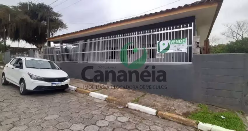 Com 4 dormitórios em terreno com 1.250 m² à venda no Centro - Cananéia / SP
