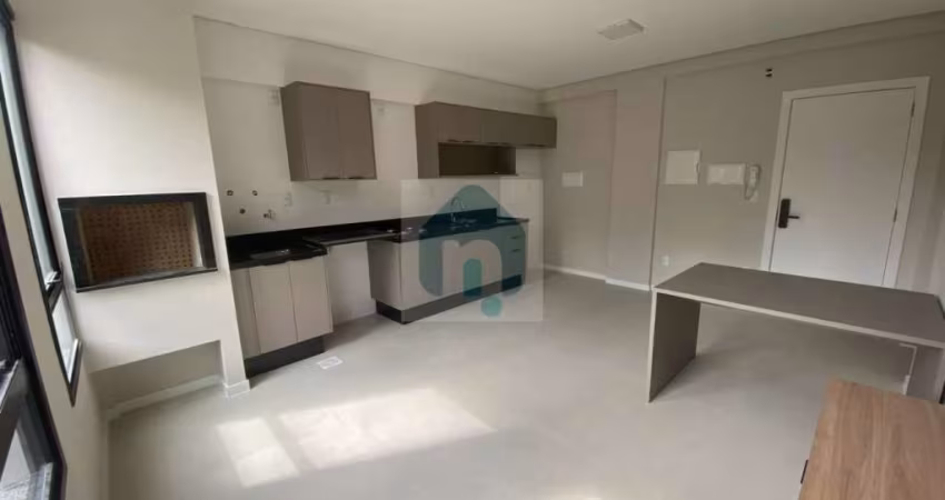 Apartamento à venda com 1 quarto, 1 vaga em Pedra Branca, Palhoça. Imóvel oferece sala de estar aconchegante, churrasqueira a carvão e área total de 53, 52 m² - AP1252
